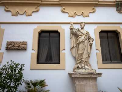 Il piano terra, sul quale si aprono i due ingressi al Palazzo, � abbellito dalle seicentesche statue in pietra dei santi Pietro...
